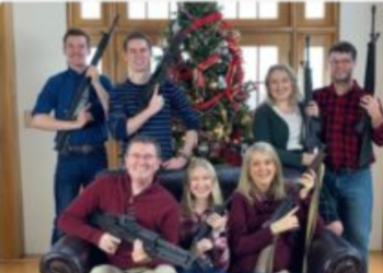 [이런 일도] “제정신인가?” ‘1인 1총’ 가족사진, 공화당 의원..비난 쇄도