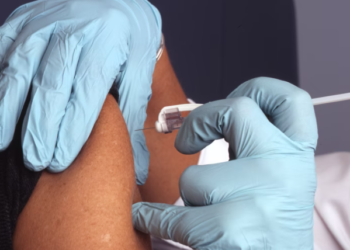 “부스터샷 접종자 재감염 거의 없어…90% 보호”