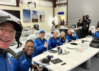 직원6명 숨졌는데 우주여행 축하 파티 연  베이조스