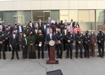 떼강도 용의자 14명 체포.. 하지만 모두 풀려났다.