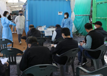 세계 하루신규 확진, 석 달만에 60만 명 넘어..50% 급증