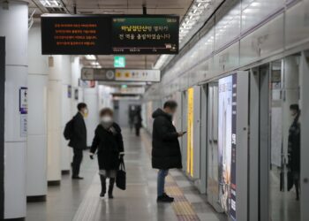 [이런 일도]지하철 기관사 확진…운행 중 열차서 승객 전원 하차