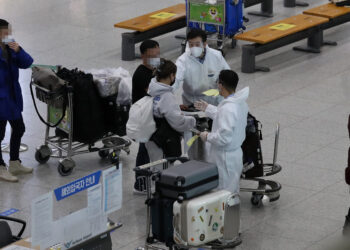 “해외입국자 의무격리, 내년 1월6일까지 연장”