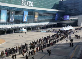 “이 시국에 꼭..” 나훈아 콘서트 갑론을박