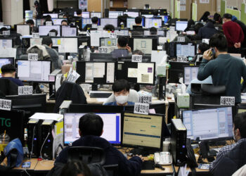 한국 코로나 통제불능 상태 치닫아..첫 8000명대 가능성