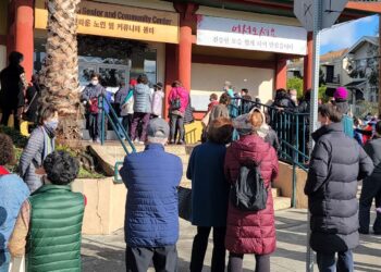 “대학 수강신청보다 더 어려워”..새벽부터 수 백명  장사진