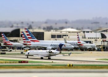 “미 국내 항공편 이용 백신 의무화해야”