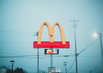 ‘직원과 성관계’ 해고된 맥도날드 CEO, 퇴직금 1억달러 반납