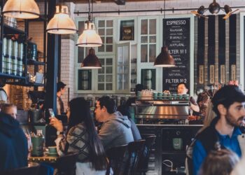 ‘무기 불편’ 경찰 쫓아낸 식당 업주, 후폭풍에 결국