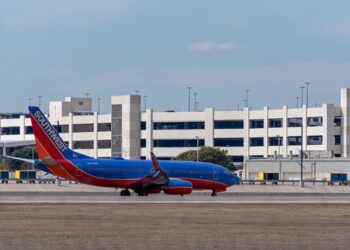 [이런 일도] 피닉스 공항 착륙 여객기서 승객 뛰어내려