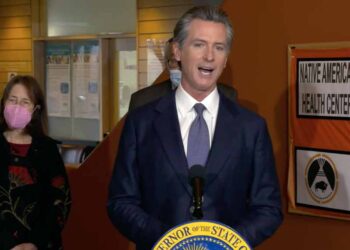 CA, 의료계 종사자 부스터샷 의무화 시행