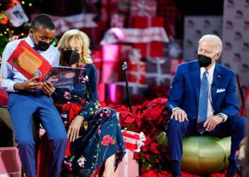 바이든 대통령 부부, 성탄절 어린이병원 방문