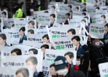 박 전 대통령 지지자들, ‘성탄선물’축하집회서 눈물