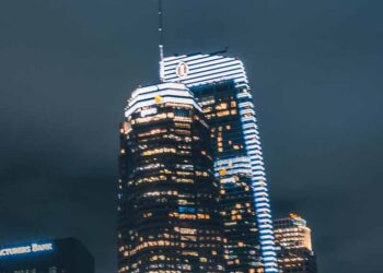 LA 특급호텔도 못 막은 무장강도..주차장서 10만달러 강탈