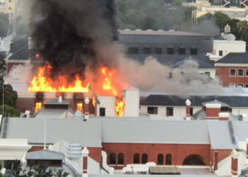 남아공 국회의사당 방화로 지붕 붕괴