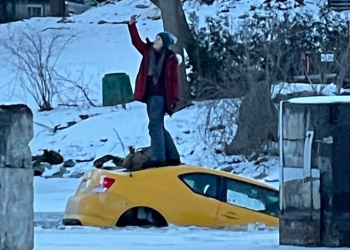 “정신 나간 무책임한 행동”비난 쇄도..차는 얼음 속 빠지는데 셀카 먼저