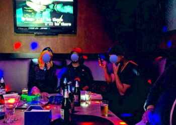 팬데믹 잊은 K타운, 노래방 문전성시..예약없인 입장못해