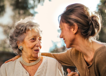 간병인 50만명에 코로나 보너스 500달러 지급..21일부터