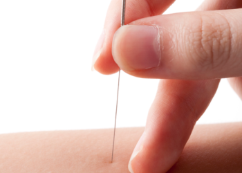 팬티 벗기고 여성에게 침 놓은 무면허 한의사 무죄, 왜?