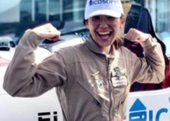 10대 소녀 파일럿 경비행기 세계일주..여성 최초