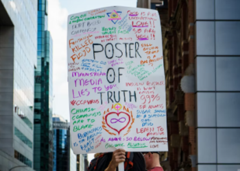 코로나 걸린 생후 6개월 딸에 기생충약…”음모론 믿어서”