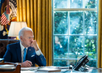 바이든, “러 2월 침공 거의 확실”..젤렌스키와 통화