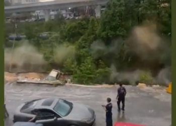 지진 난 듯 도로 폭삭… 차량 5대 빨려 들어가(영상)