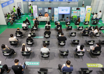 전 세계 백신 100억회…인구40% 한 번도 못맞아