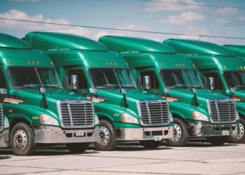 공급망부족으로 10대 청소년도 대형트럭 운전 허용