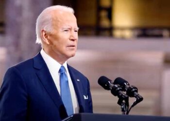 “트럼프가 민주주의의 목에 칼 겨눠”