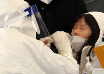 학부모의 불안이 결국 코로나 테스트 앞당겼다.