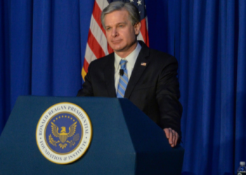 FBI국장 “中, 소련 상상 못 한 경제 대국…어느 때보다 해로워”