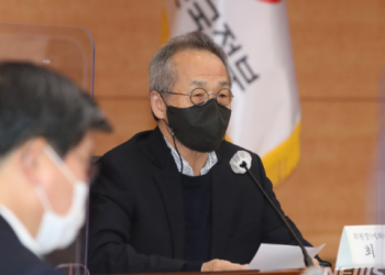 “오미크론 참 반가워…금년 말이면 끝날것”