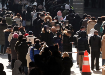 유럽은 방역 완화하고 아시아는 엄중 유지