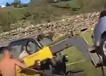 “차 안 빼? 그럼 내가 빼지”…트랙터로 차 밀어버린 농부