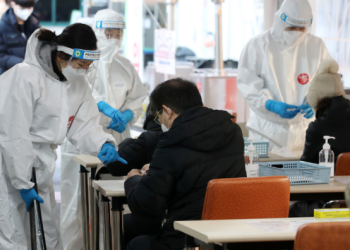 [지금 한국은] 오미크론 ‘들불’…하루 5만명, 1주일새 더블링