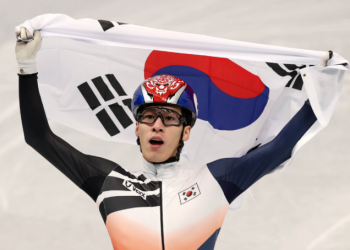 해냈다! 한국 편파판정 뚫고 첫 금…황대헌, 쇼트트랙 1500m