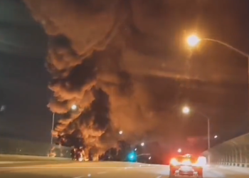 [OC] 폼 제조공장서 대형화재…연기와 불기둥 치솟아