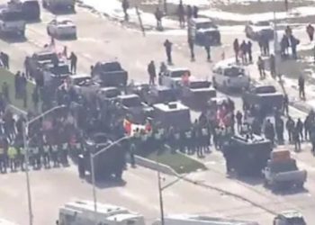 미-캐나다 국경 경찰 진입, 시위대 해산…봉쇄 풀려