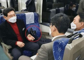 尹, 기차 좌석 구둣발 ‘쭉뻗’ 논란에 한 대답이…