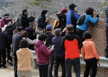 ‘박근혜 대구 사저’ 벌써 관광 명소?..빈집에 지지자들 몰려