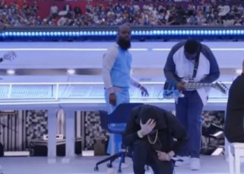 에미넴, 슈퍼볼 공연 중 무릎 꿇어…”인종차별 항의”