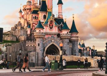 디즈니랜드, 마스크 의무화 해제..17일부터 백신접종자