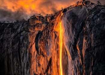 “폭포에서 용암이 흐른다”…1년에 2주·하루 10분만 관람