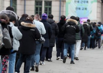 [한국] 신규확진 10만2211명…재택치료 40만명 넘어