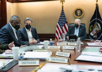 바이든, 긴급 안보회의 소집…침공 현실화 ‘긴장’