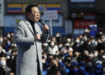 [한국대선] 이재명 “노무현·문재인 사랑하는 분들 안지 못했다”