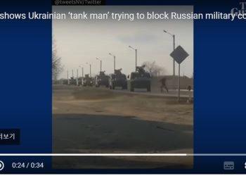 러 장갑차 맨몸으로 막아선 우크라 남성 “천안문 광장 떠올라”