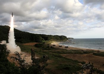 “자체 핵무기 개발해야” 한국인 대다수 지지