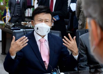 광복회장이 비자금으로…김원웅, 6차례 가정집 마사지